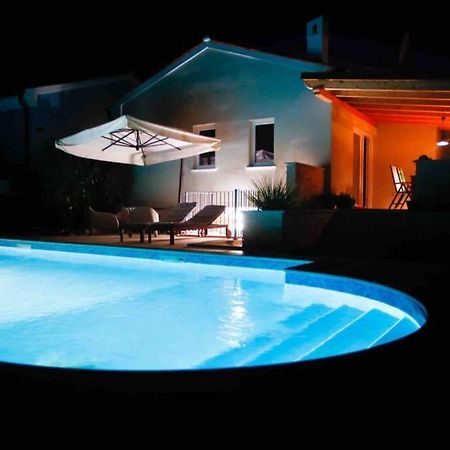 Casa Ro-Ma, Seaside Villa With A Heated Pool Banjole Exterior photo