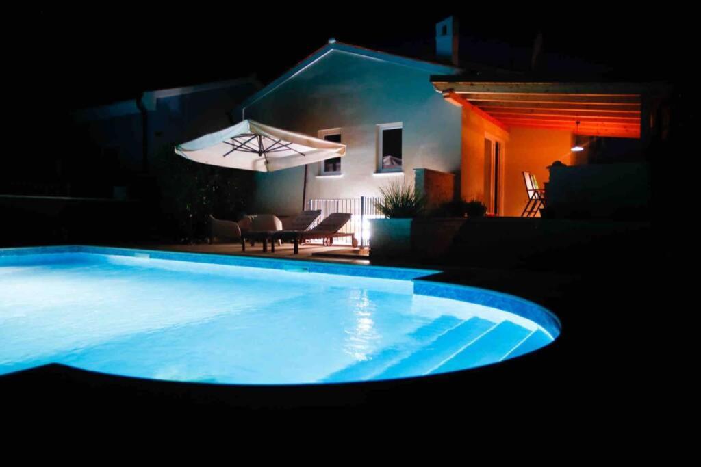 Casa Ro-Ma, Seaside Villa With A Heated Pool Banjole Exterior photo
